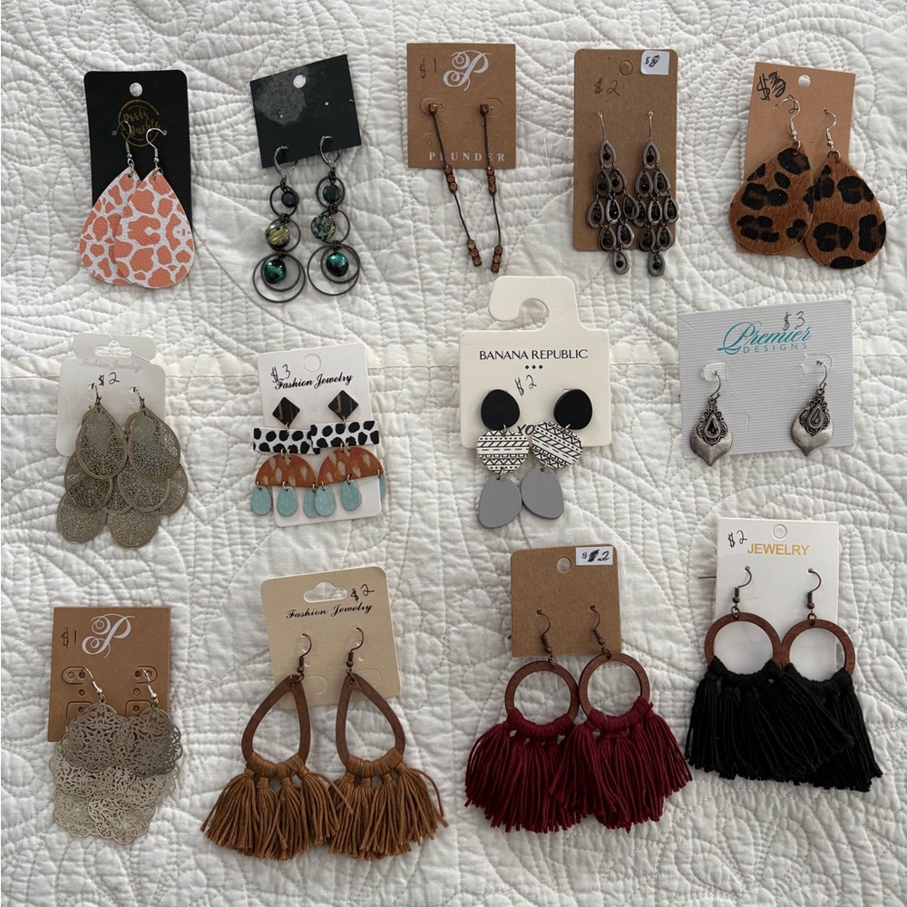 Lot of 13 pairs of Earrings - Assortment of style - Please see photos